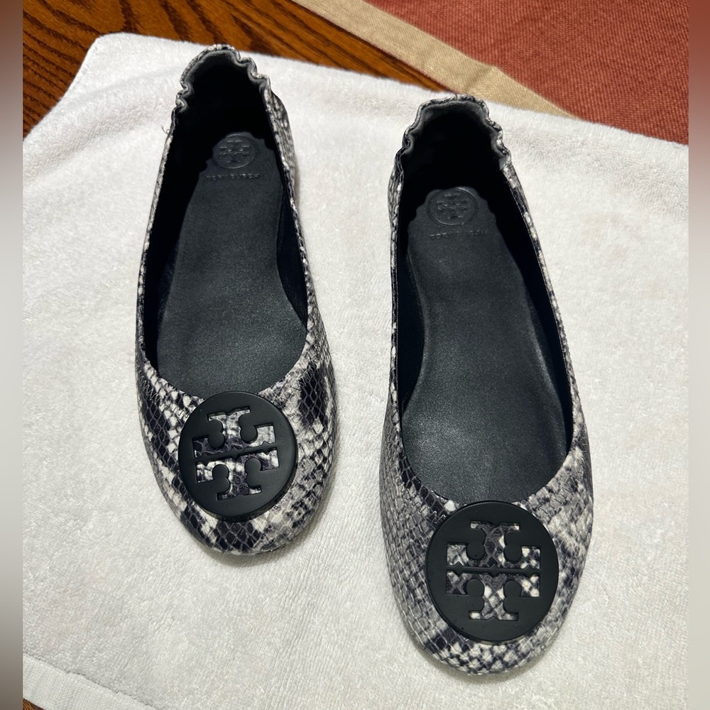 TORY BURCH MINNIE BALLET FLATS SIZE 8 BLACK & WHITE SNAKE PRINT - Picture 2 of 11